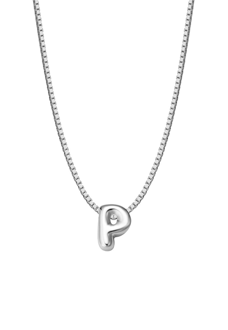Sudraba ķēdes kaklarota ar teksturētu, nevienmērīgi veidotu burta "P" piekari, kas izrotāts ar nelielu akcentu.