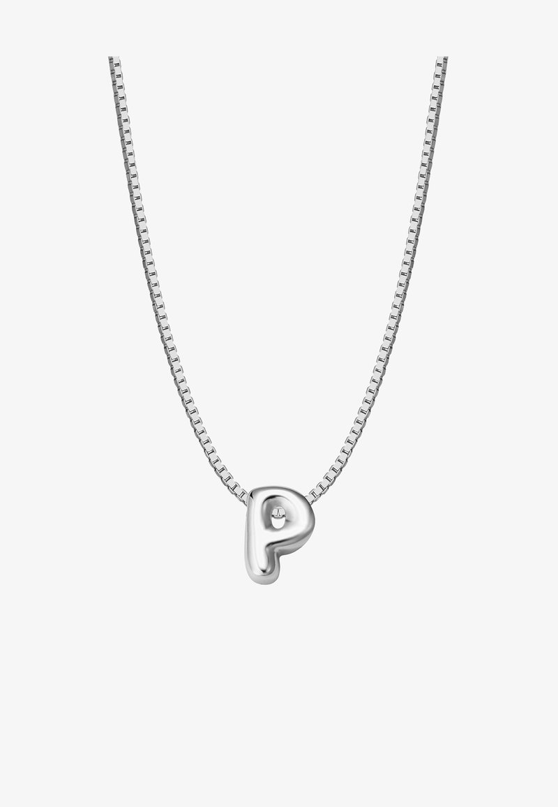 Sudraba ķēdes kaklarota ar teksturētu, nevienmērīgi veidotu burta "P" piekari, kas izrotāts ar nelielu akcentu.