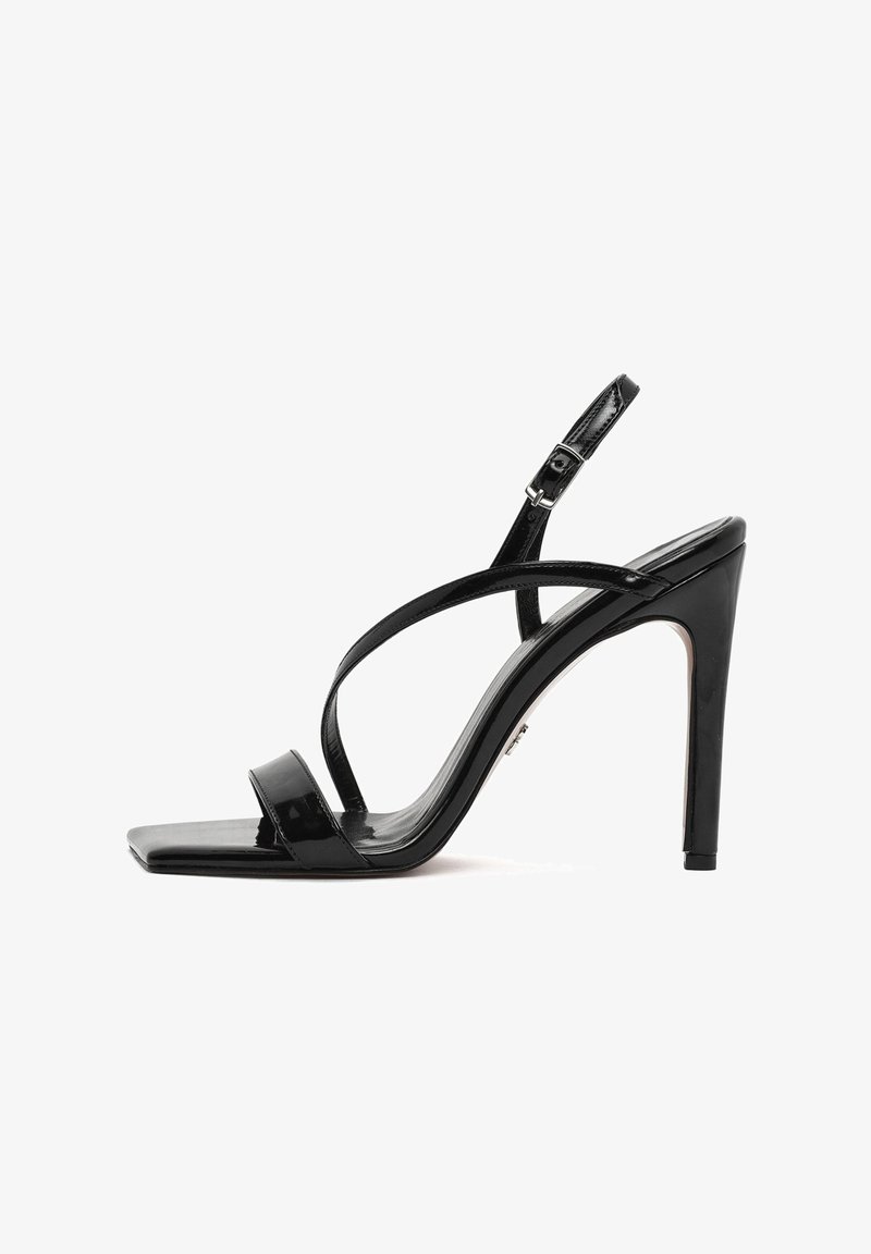 Schwarze Lackleder-Blockabsatzsandalen mit quadratischer Zehenpartie, eleganten Knöchelriemen und überkreuzten Vorderriemen sowie einem hohen Stiletto-Absatz.