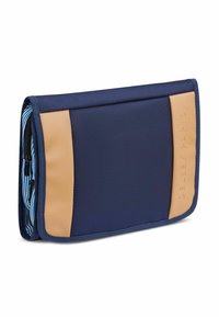 Organizzatore in tessuto blu navy con dettagli in finta pelle color beige. Presenta una chiusura con zip e un rivestimento interno a righe. Logo impresso sul lato.