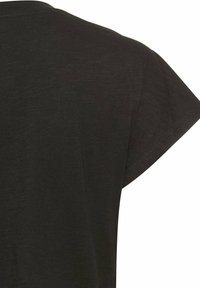 Zwarte T-shirt met korte mouwen, met een gladde textuur en strakke lijnen. De stof lijkt lichtgewicht met een eenvoudig ontwerp.