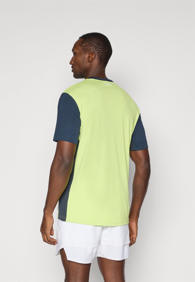 Camisa de manga corta en verde lima y azul marino, con cuello redondo, tejido transpirable y un corte deportivo. Paneles de malla en los costados.