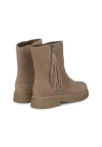 Beżowe zamszowe botki za kostkę z bocznym zamkiem, detalami w postaci frędzli oraz metalowymi ćwiekami wzdłuż górnej krawędzi; teksturowana gumowa podeszwa.