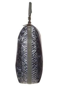 Stor svart och grå ormskinnsmönstrad väska med en slät yta, som har en platt grön rem och metallisk hårdvara, visad från sidan.