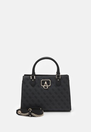 Zwarte handtas van gestructureerd synthetisch materiaal, met twee handvatten, een afneembare riem met kettingaccenten en een sluiting met goudkleurige hardware.