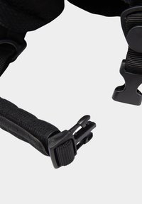 Zwarte verstelbare riem met een getextureerd oppervlak en kunststof gespen, met een duurzaam ontwerp geschikt voor diverse toepassingen.