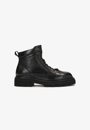 Bottes de cheville en cuir noir avec une finition texturée, un design à lacets, un embout rond et une semelle en caoutchouc épaisse avec des crampons profonds.