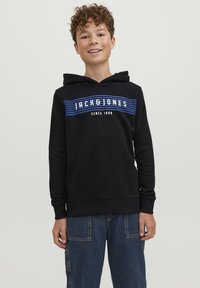 Sudadera con capucha negra que presenta rayas horizontales en blanco y azul con el texto "JACK & JONES". Fabricada en material suave y con un ajuste relajado.