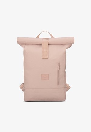 Rulltop ryggsäck i mjuk rosa tyg. Har en framtill zip-pocket, justerbara axelremmar och ett märkespatch. Slät textur.