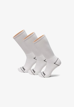 Drei weiße Baumwoll-Socken mit Rippenstruktur, kontrastierenden orangen Bündchen und schwarzen Akzenten an Zehen und Ferse.