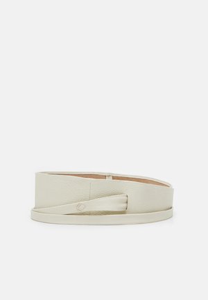 Brede crèmekleurige leren riem met een getextureerd oppervlak, met een wikkelriem ontwerp en gladde randen op een effen lichte achtergrond.