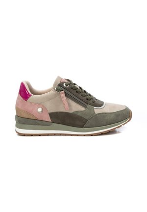 Zapatilla baja con paneles rosa, verde y beige, cordones delanteros, cremallera lateral y una sección trasera rosa brillante sobre fondo blanco.