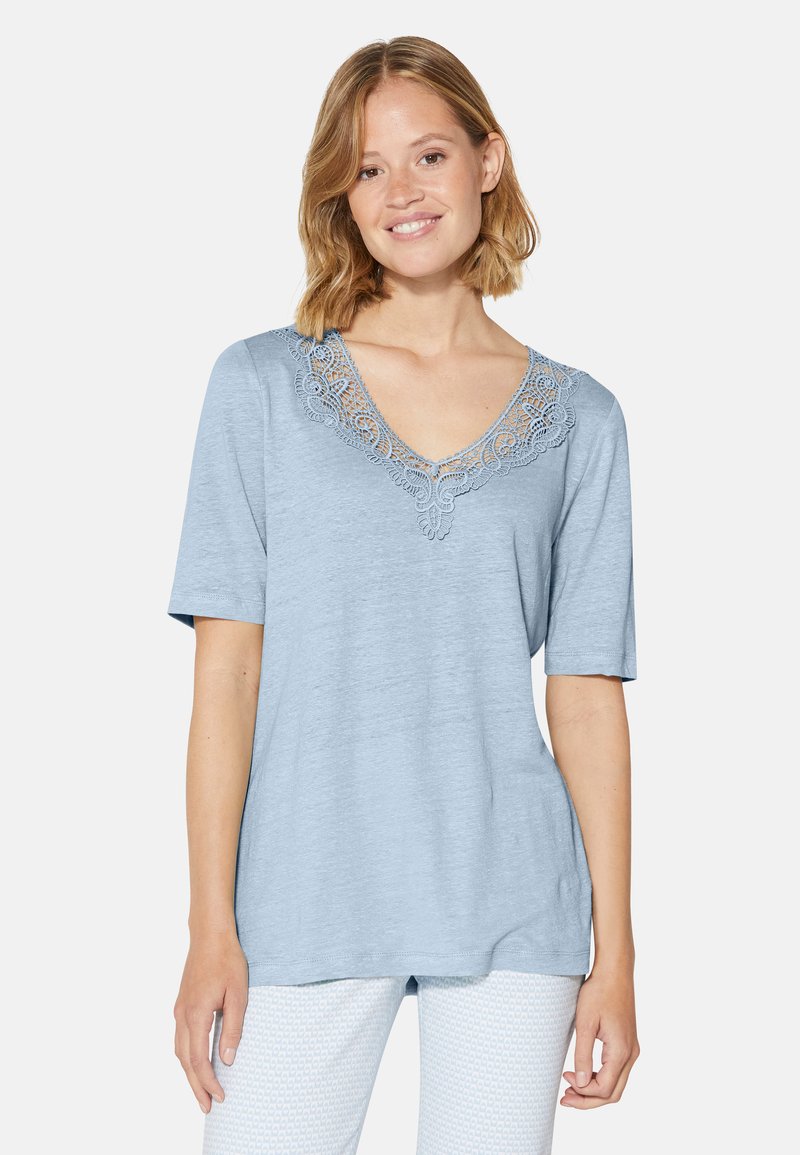 Lichtblauw top met korte mouwen en een V-hals, voorzien van fijne kantdetails rond de halslijn. Zachte, gestructureerde stof met een ontspannen pasvorm.