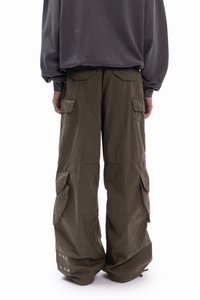 Cargo hlače maslinasto zelene boje, izrađene od laganog tkanja, s nekoliko bočnih džepova i zatvaračima na kopčanje na manžetama.