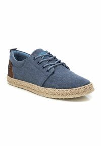 Zapatillas de lona azul con suela de yute trenzado, que presentan cordones redondos y un acento marrón en el talón. Textura suave con un diseño clásico.