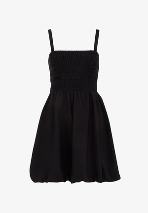 Un vestido negro con tirantes finos y un cuerpo fruncido. Falda acampanada en forma de globo, hecha de una tela ligera con un aspecto texturizado.