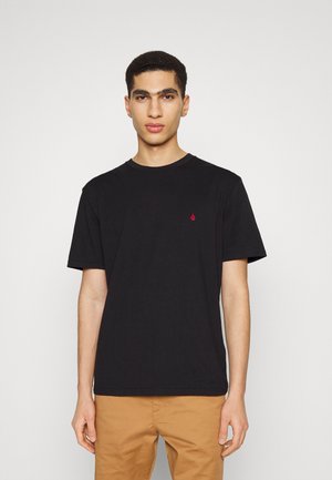 Tricou din bumbac negru, cu mâneci scurte și decolteu rotund. Prezintă un mic logo roșu pe piept. Textură netedă, design simplu.