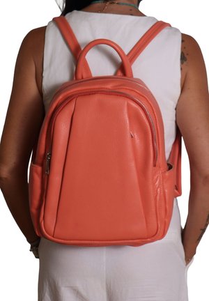 Sac à dos en cuir corail avec des bretelles réglables doubles, un compartiment principal avec fermeture éclair, une poche frontale et une poche latérale en mesh pour les accessoires.