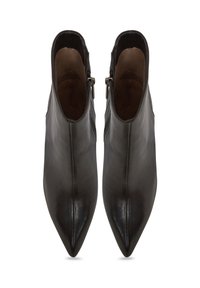 Stivali ankle in pelle nera con punta appuntita, design minimalista, cerniere laterali e texture liscia.