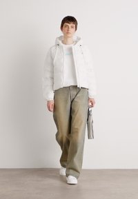 Calvin Klein Jeans LIGHTWEIGHT LOGO PUFFER - Zimná bunda - snow white