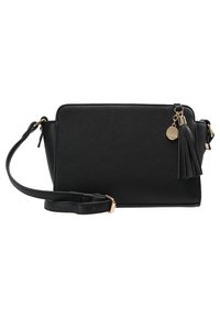 Borsa a tracolla nera in materiale sintetico con una superficie liscia, forma rettangolare, tracolla regolabile, accessori in oro e un accento a frangia.