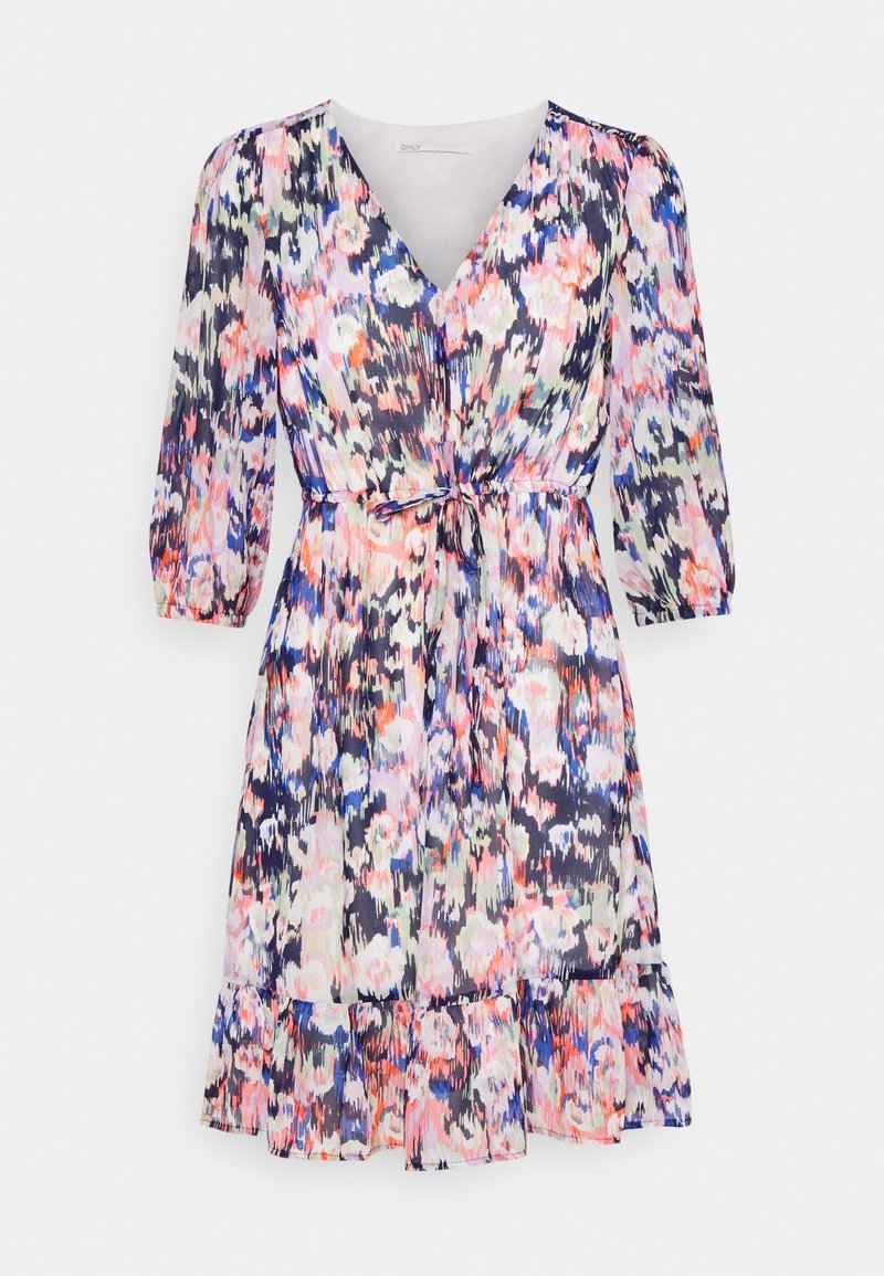 Robe imprimé floral avec col en V, manches trois-quarts, ceinture à la taille et ourlet volanté dans des nuances de rose, bleu, noir et blanc.
