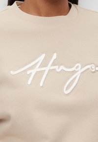 HUGO Sweter
