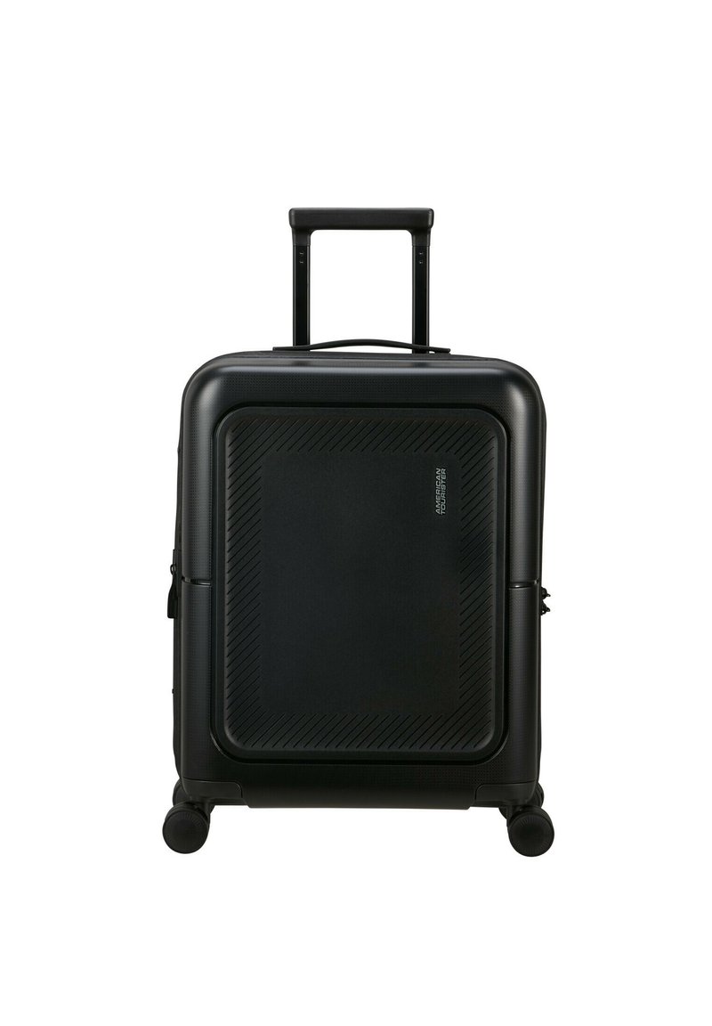 Valigia rigida nera con superficie texturizzata, strisce diagonali, maniglia telescopica e quattro ruote per la mobilità.