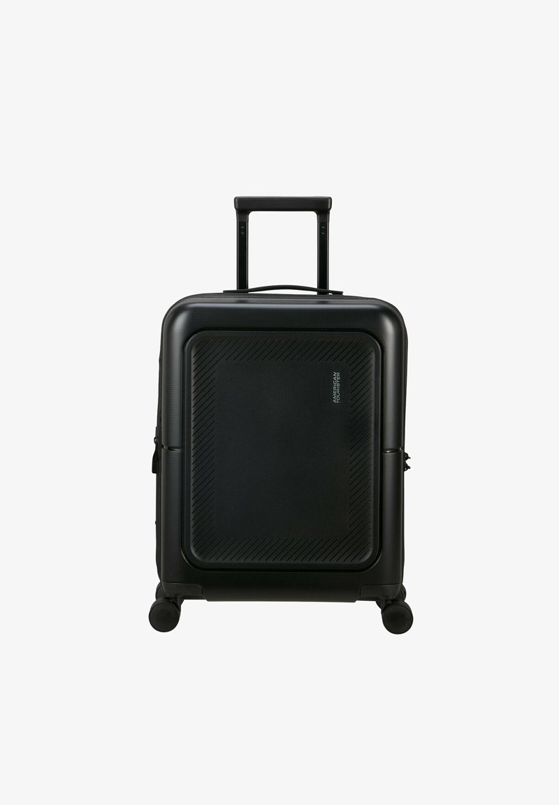 Valigia rigida nera con superficie texturizzata, strisce diagonali, maniglia telescopica e quattro ruote per la mobilità.