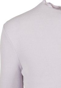 Långärmad topp i ljus lavendelfärgad ribbad tyg, med rundad halsringning och subtila fransade detaljer vid halsen.