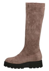 Bota alta de ante marrón con puntera redonda y suela de goma negra gruesa con surcos profundos, diseñada para uso casual o invernal.