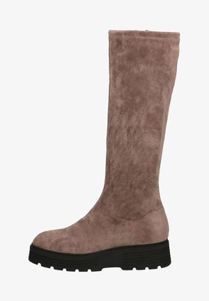 Bota alta de ante marrón con puntera redonda y suela de goma negra gruesa con surcos profundos, diseñada para uso casual o invernal.