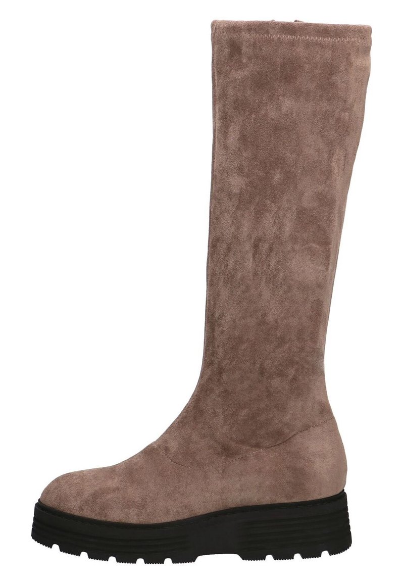 Bota alta de ante marrón con puntera redonda y suela de goma negra gruesa con surcos profundos, diseñada para uso casual o invernal.