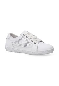 Białe skórzane sneakersy z perforowanymi panelami bocznymi, płaskimi sznurówkami i teksturowaną gumową podeszwą. Okrągły dziób z minimalistycznymi akcentami wzorniczymi.