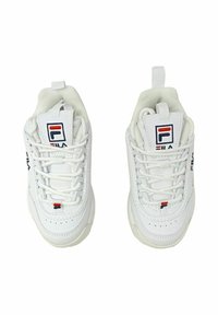 Sneaker bianche con finitura in pelle liscia, design con lacci, colletto imbottito, logo Fila sulla linguetta e accenti rossi e blu a contrasto.
