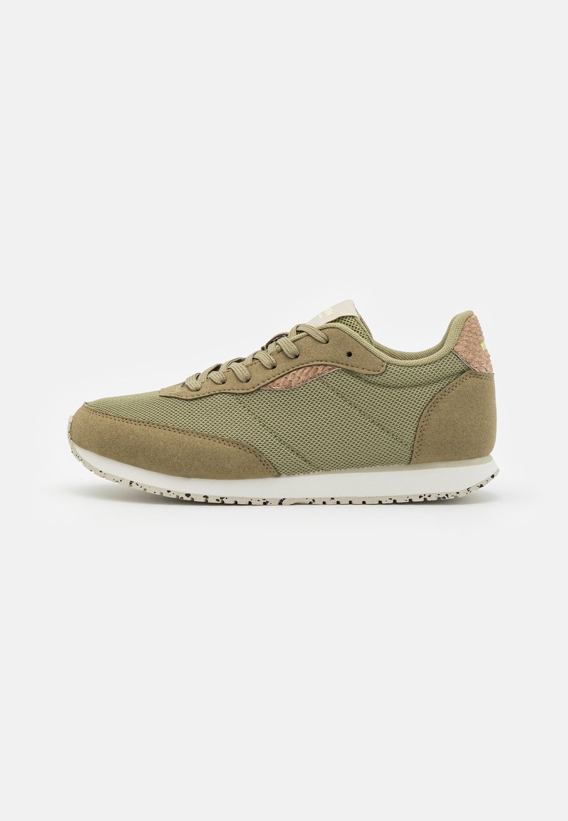 Olivgrüne Sneaker aus Mesh und Wildleder, mit einer weißen Sohle, strukturierten Akzenten und kontrastierenden gewebten Details an den Seiten.