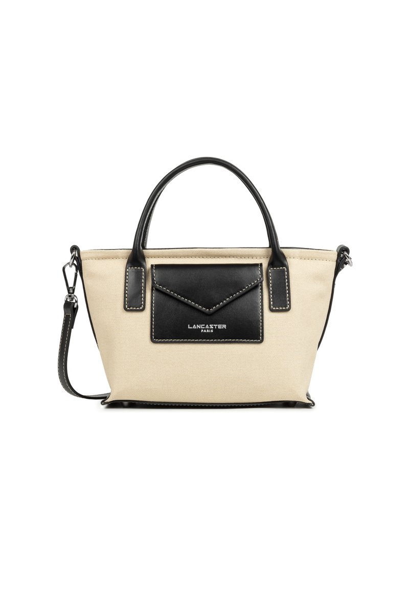 Borsa tote in tela beige con dettagli in pelle nera, manici superiori e una tasca frontale. Presenta cuciture in contrasto e una tracolla rimovibile.