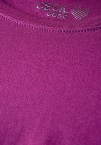 Lila bomulls-T-shirt med rund halsringning och "CECIL basic"-logotyp i silver, med en slät yta och jämn sömnad.