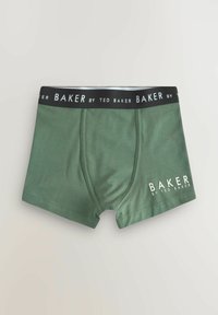 Zelene pamučne bokserice s crnim elastičnim pojasom na kojem je bijelim slovima ispisano "BAKER by TED BAKER". Glatka tekstura, prilagođeni dizajn.