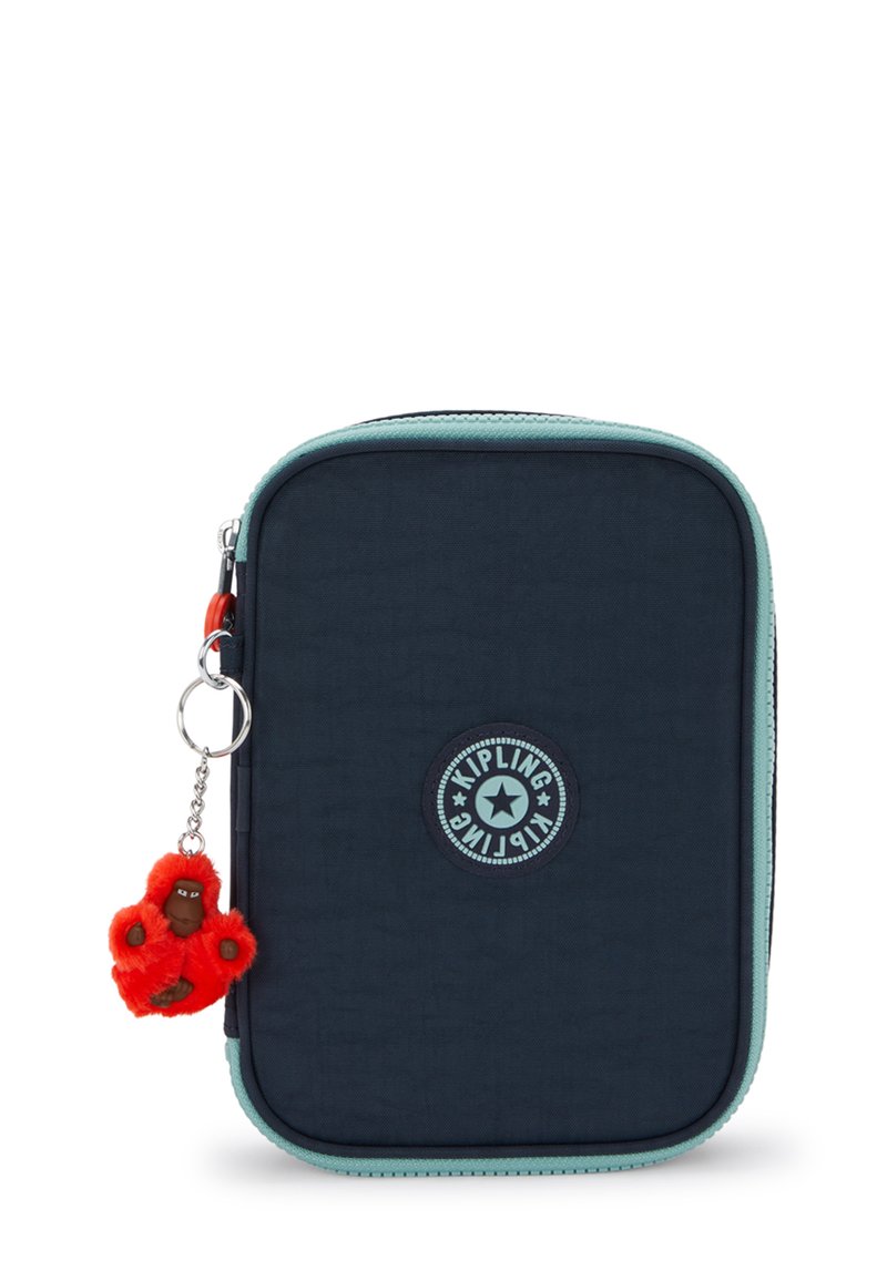 Kipling navy pennfodral med ljusblå dragkedja, texturerad tyg, cirkulär logotyp-patch och röd apa nyckelring som accent.