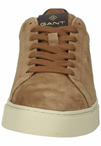 Braune Wildledersneaker mit runder Zehenpartie, flachen Schnürsenkeln und einer dicken weißen Gummisohle. GANT-Logo in Gold auf der Zunge. Glatte Textur.