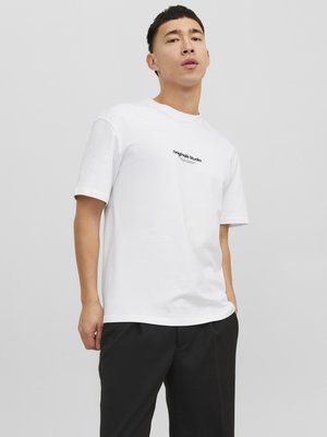 Witte T-shirt met korte mouwen van katoen, met een klein zwart bedrukt logo "Originals Studio" op de borst. Relaxed fit.