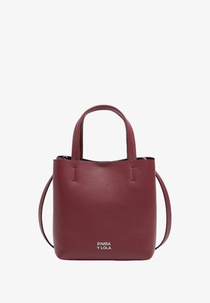 Väike burgundia punane nahast käekott kahe käepidemega ja pika õlarihmaga, millel on esiküljel hõbedane "BIMBA Y LOLA" logo.