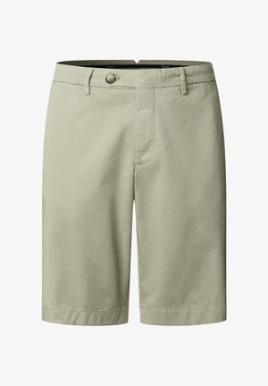 Pantalones cortos entallados para hombre en beige claro, con cierre de botón, trabillas para cinturón y bolsillos delanteros, exhibidos sobre fondo blanco.