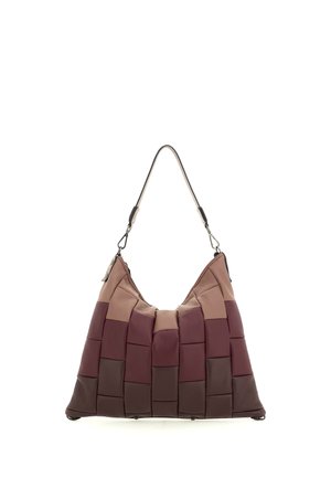 Borsa a tracolla realizzata con strisce di pelle intrecciata nelle tonalità del marrone e del bordeaux con una singola tracolla nera e beige.