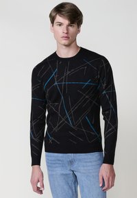 Suéter negro de punto con líneas abstractas en azul y gris. Cuello redondo, mangas largas y dobladillo acanalado, mostrando un patrón texturizado.