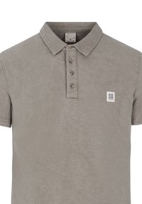 Polo gris à manches courtes avec col plié, quatre boutons et une petite écusson blanc sur le côté gauche de la poitrine.