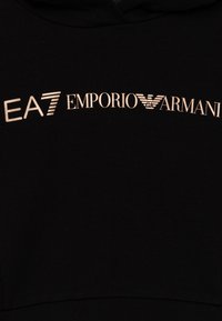 Μαύρη φούτερ μπλούζα με το λογότυπο "EA7 EMPORIO ARMANI" σε μεταλλική χρυσή εκτύπωση πάνω από το στήθος, με απαλή υφή και κλασικό σχέδιο πουφ.