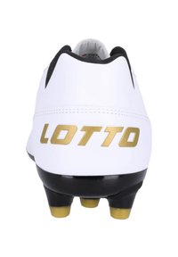 Valkoinen jalkapallokengät mustilla yksityiskohdilla, joissa on teksturoitu pinta. Sana "LOTTO" on haluttu kultaisena näkyvissä kantapäässä.
