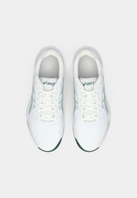 Zapatillas deportivas blancas con detalles en verde, que cuentan con un upper de cuero suave, plantilla acolchada, suela de goma y un sistema de cordones con seis ojales.